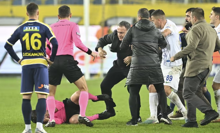 Berohant a pályára és kiütötte a játékvezetőt a klubelnök + videó