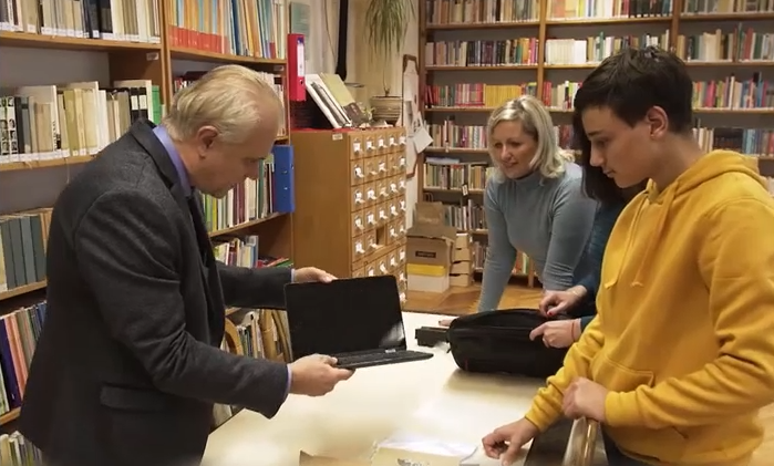 A magyar kormány 140 ezer diáknak osztott ki vadonatúj laptopot + videó