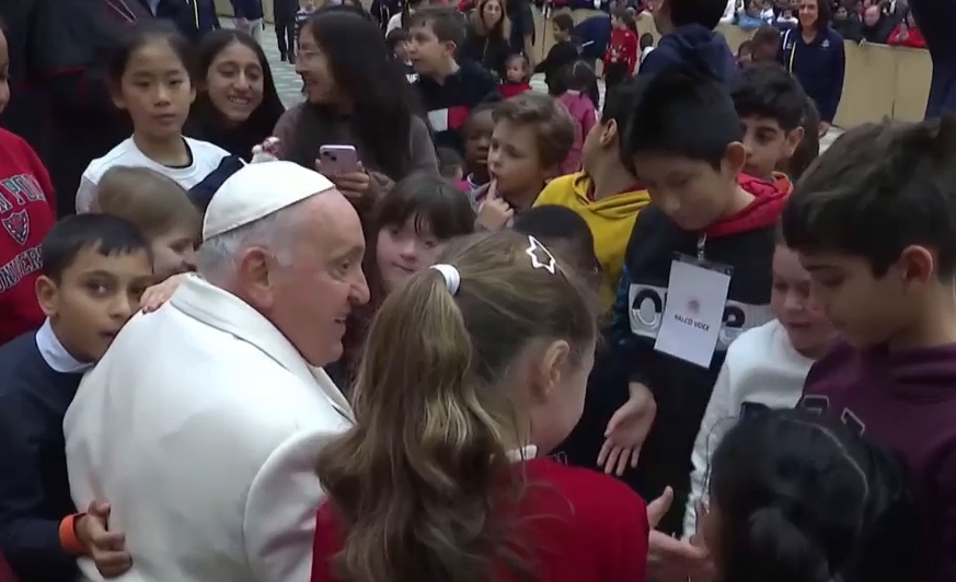 Gyerekekkel ünnepelte születésnapját a 87 éves Ferenc pápa + videó