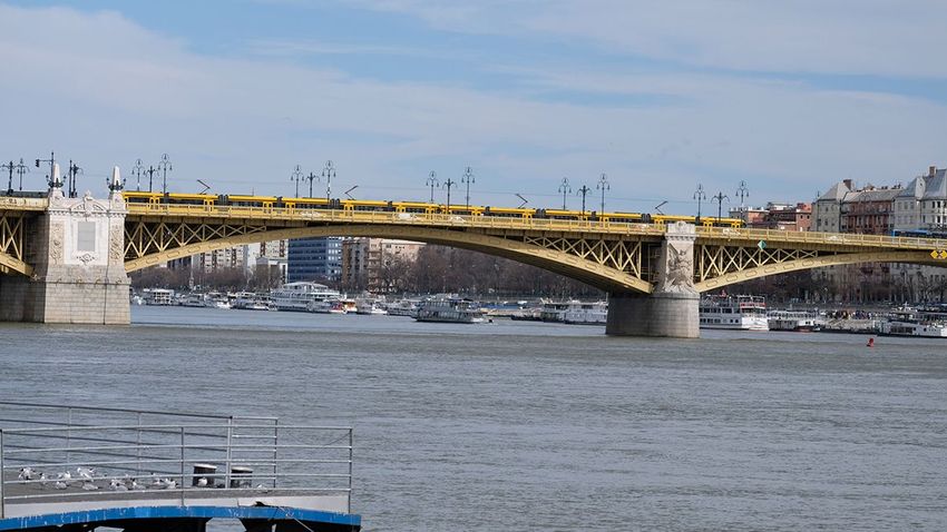 Teherhajó ütközött a Margit hídnak