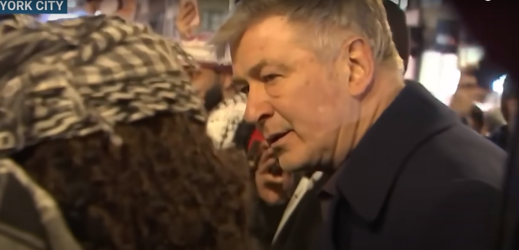 Palesztinpárti tüntetőkkel vitatkozott Alec Baldwin + videó