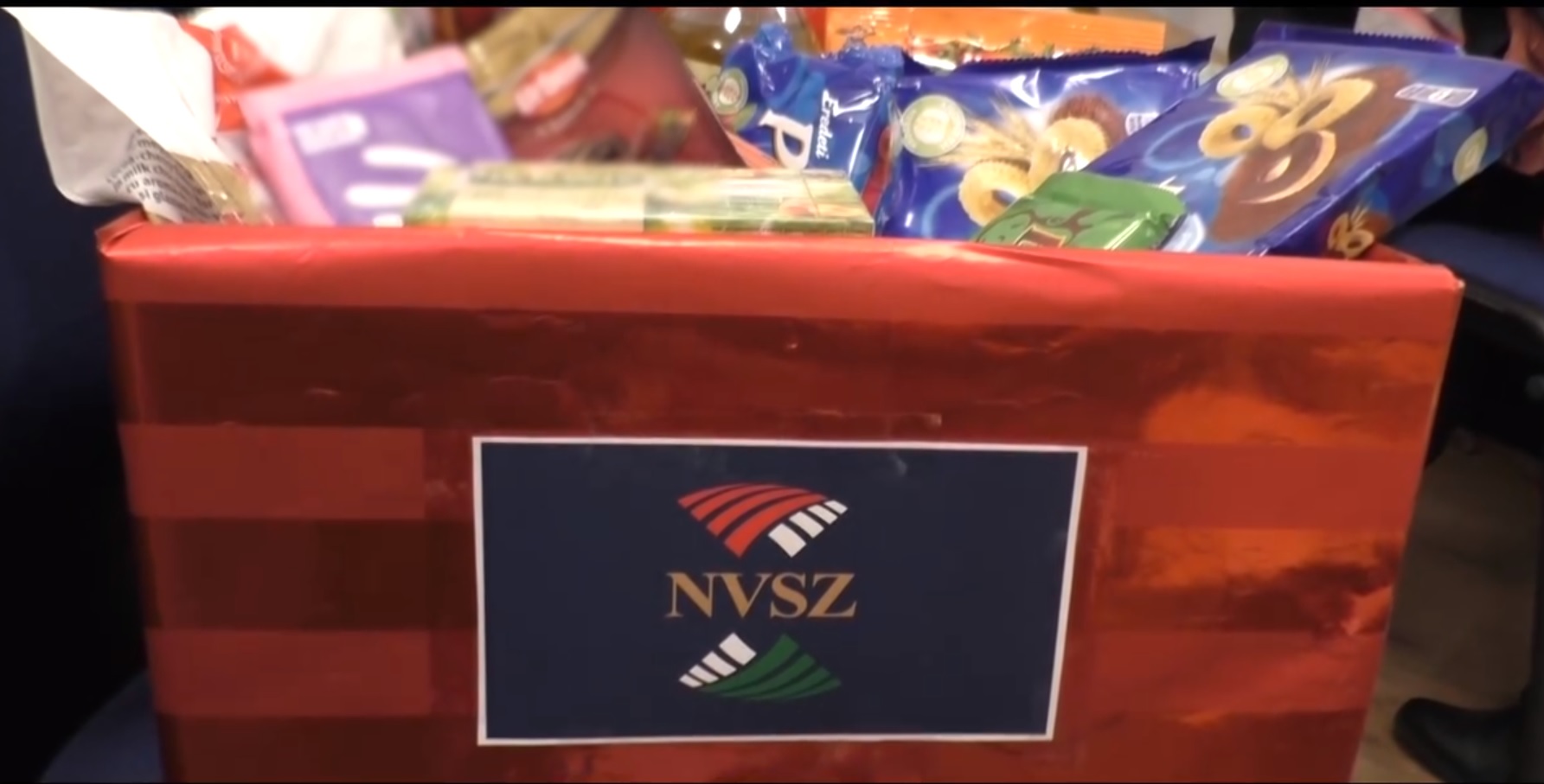 Száz rászoruló kisgyermekes családnak gyűjtött adományt a Nemzeti Védelmi Szolgálat + videó