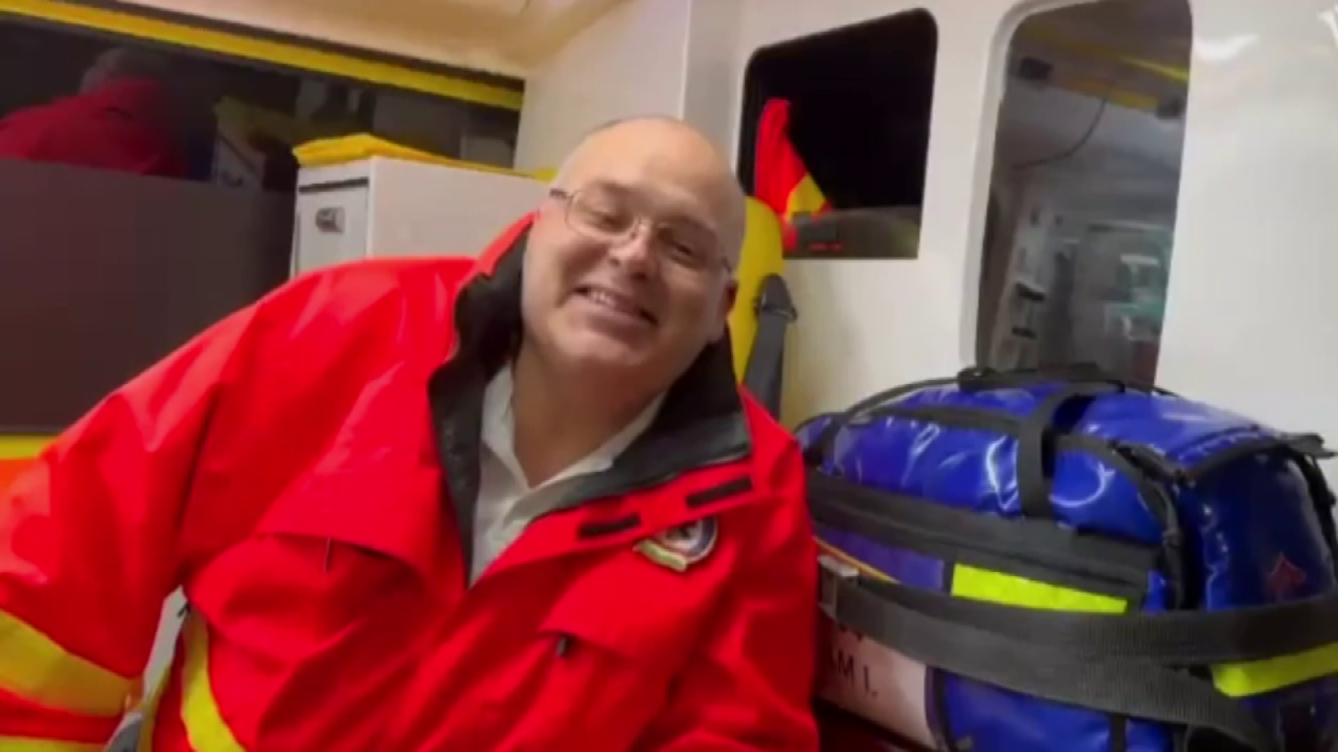 Viccesre vették a karácsonyt a mentősök + videó