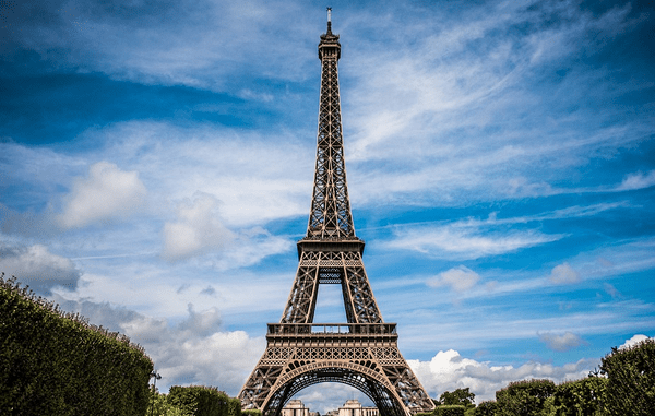 Turisztikai csúcsidőben sztrájkoltak az Eiffel-torony dolgozói