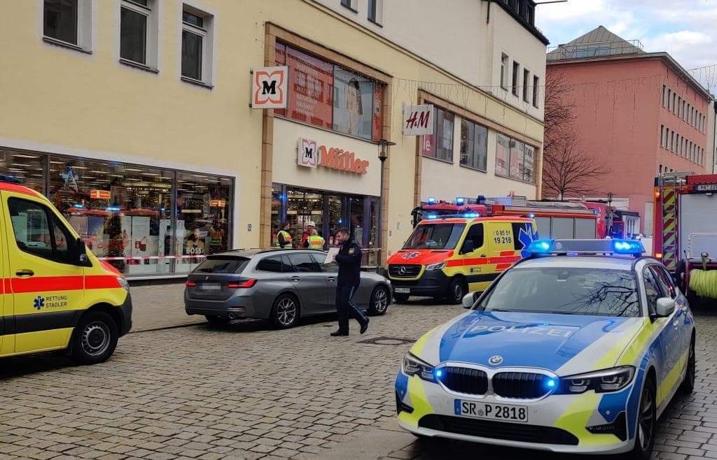 FRISSÍTETT: Gyalogosok közé hajtott egy teherautó Passauban