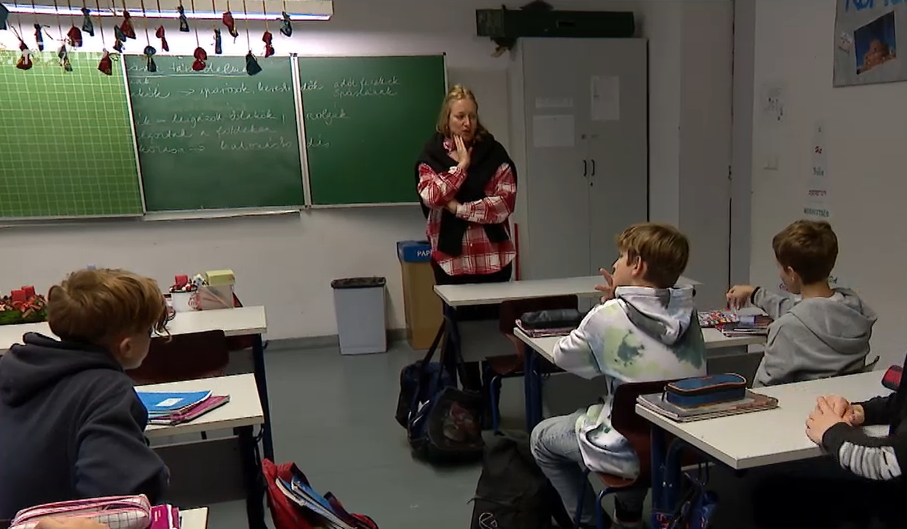 Rétvári Bence: Már hamarabb fizetésemelést kaphattak volna a tanárok, ha a baloldal nem tesz folyton keresztbe + videó
