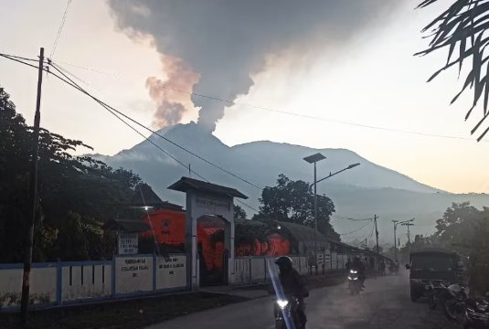 Több ezer embert kellett kitelepíteni egy vulkánkitörés miatt Indonéziában