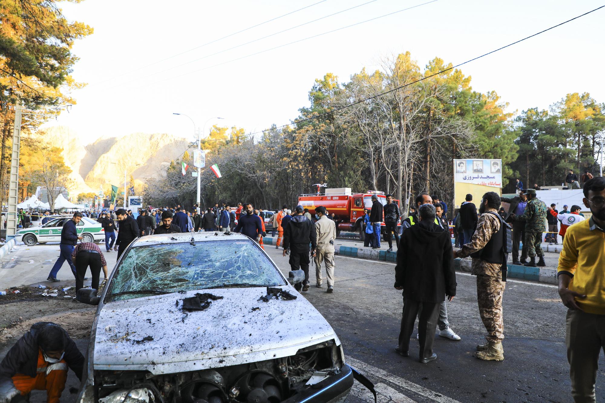 Száz fölé emelkedett az iráni Forradalmi Gárda néhai vezetőjének sírjánál történt robbantások halottjainak száma 