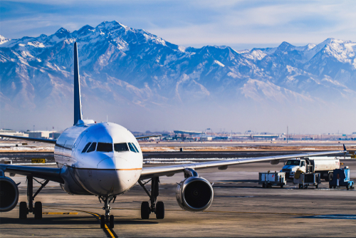  Repülőgép hajtóművébe mászva halt meg egy utas Salt Lake City repülőterén 