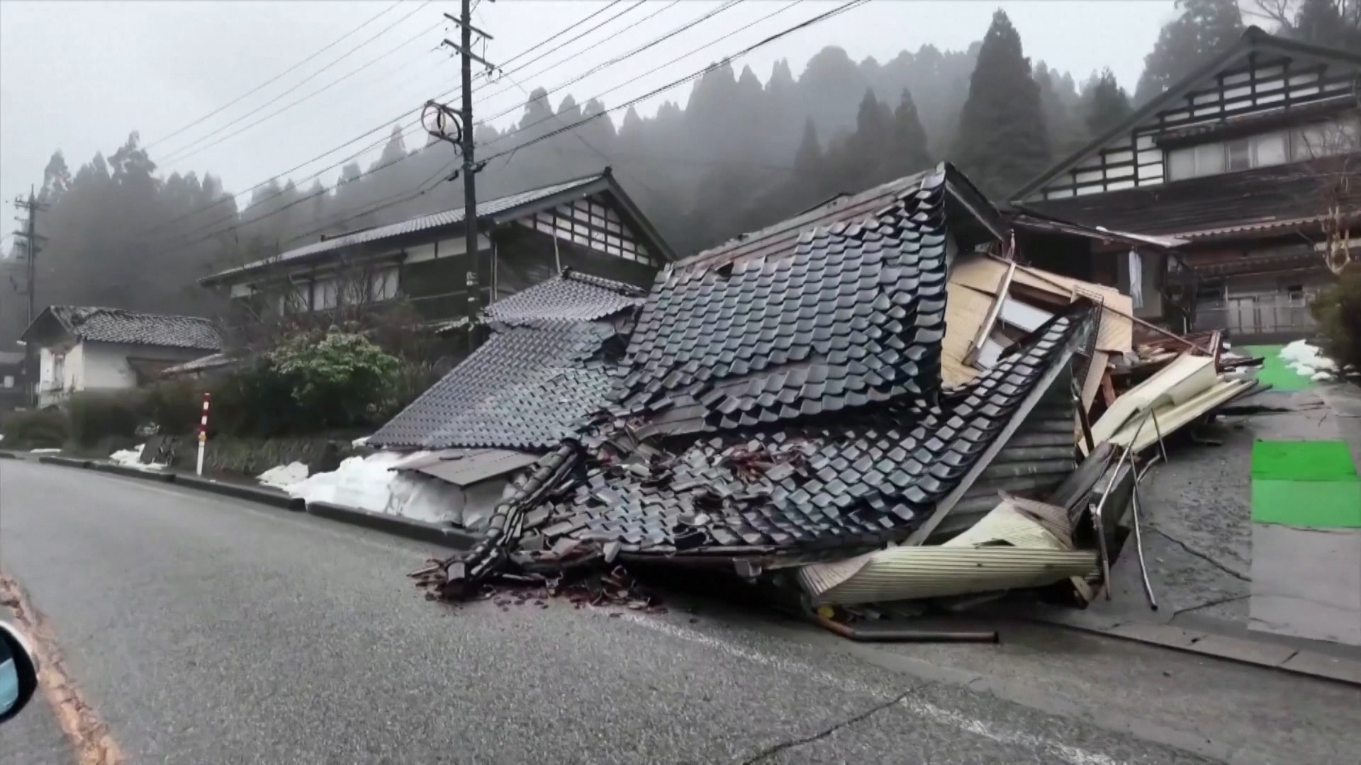 Százra emelkedett a Japánban történt földrengés halálos áldozatainak a száma