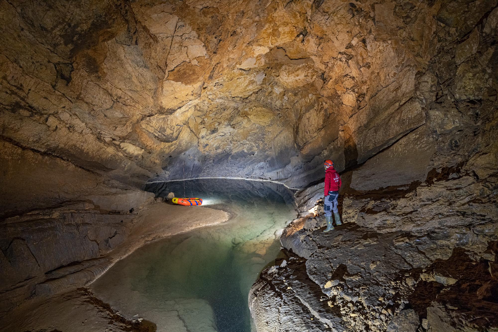 A hirtelen lezúduló eső miatt barlangban rekedt öt ember Szlovéniában
