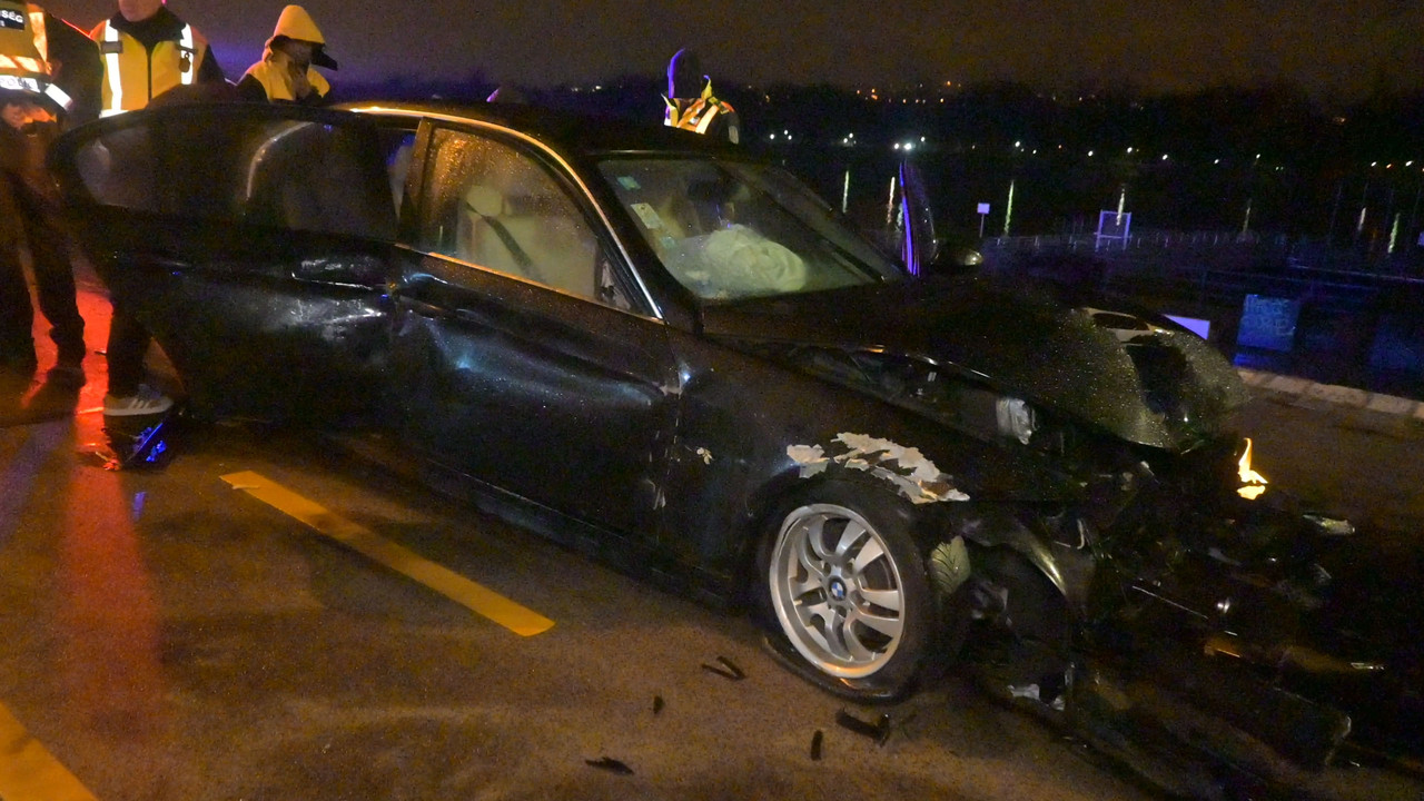 8 migránsból 5 elszaladt abból a BMW-ből, amely balesetet szenvedett Angyalföldön