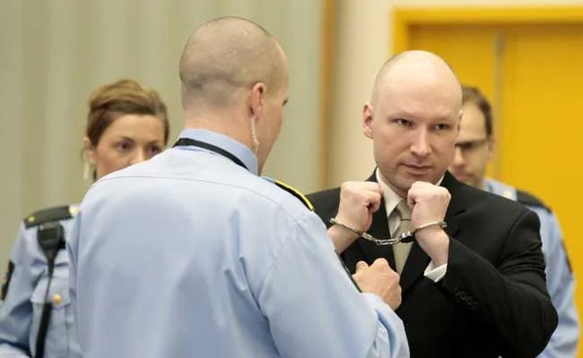 A norvég államot pereli a tömeggyilkos Breivik, mert szerinte rossz körülmények között él