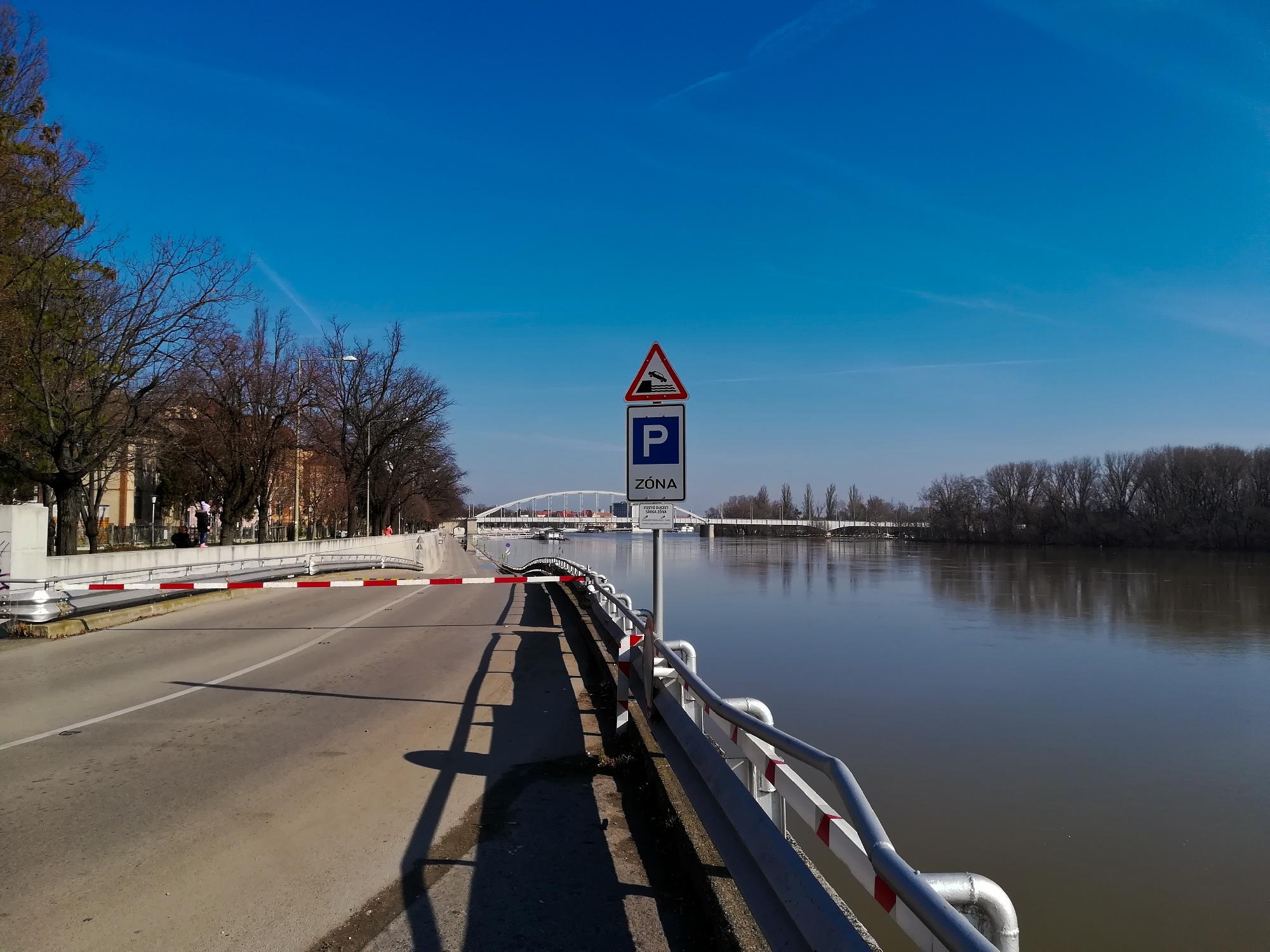 A Tisza áradása miatt lezárták a szegedi rakpartot