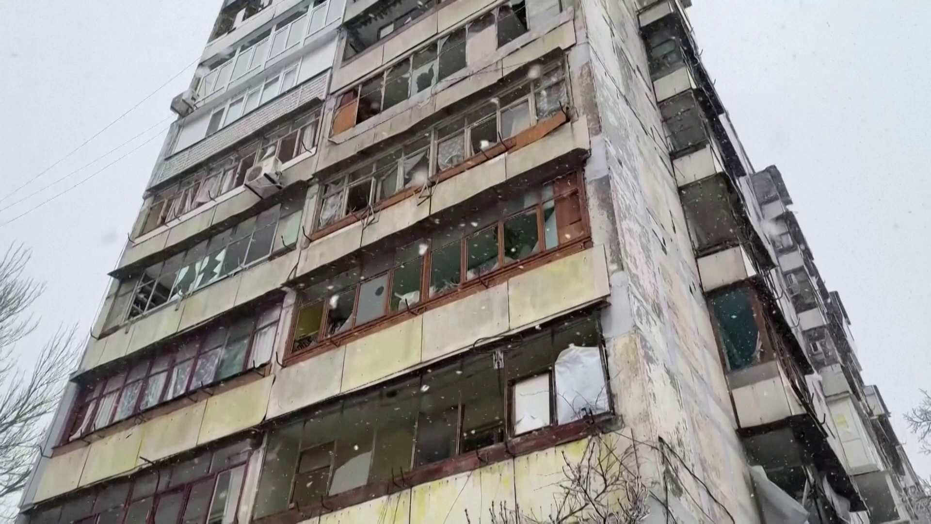Az ítéletidő is nehezíti az orosz légicsapás utáni helyreállítást több ukrán városban + videó