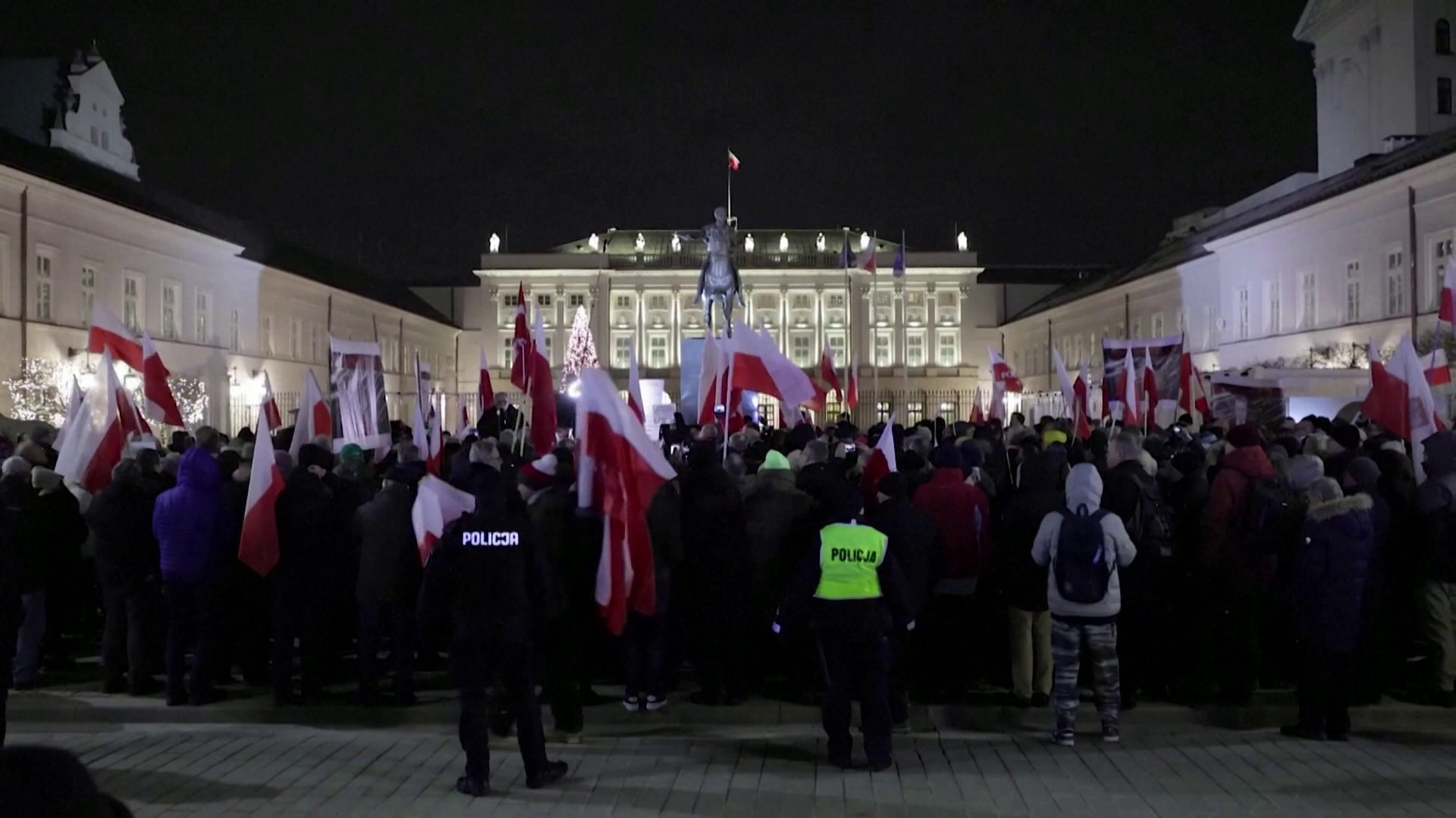 A lengyel ellenzék szerint bosszúhadjáratot folytat a Donald Tusk által vezetett kormánykoalíció + videó