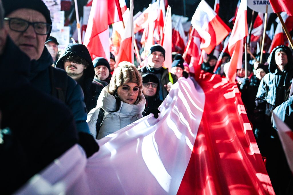 Százezrek tüntetnek Varsó utcáin + videók