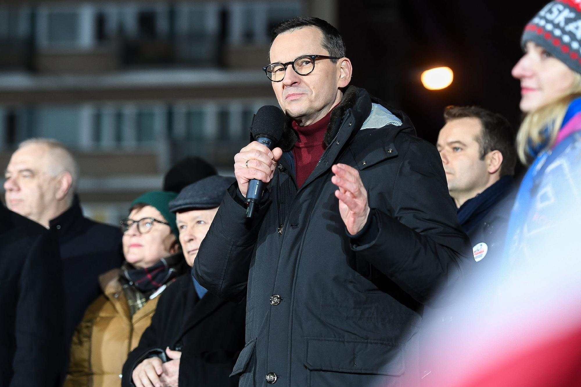 Kétszázezres tömeg tüntetett Varsóban, és követelte a két bebörtönzött politikus szabadon bocsátását + videók