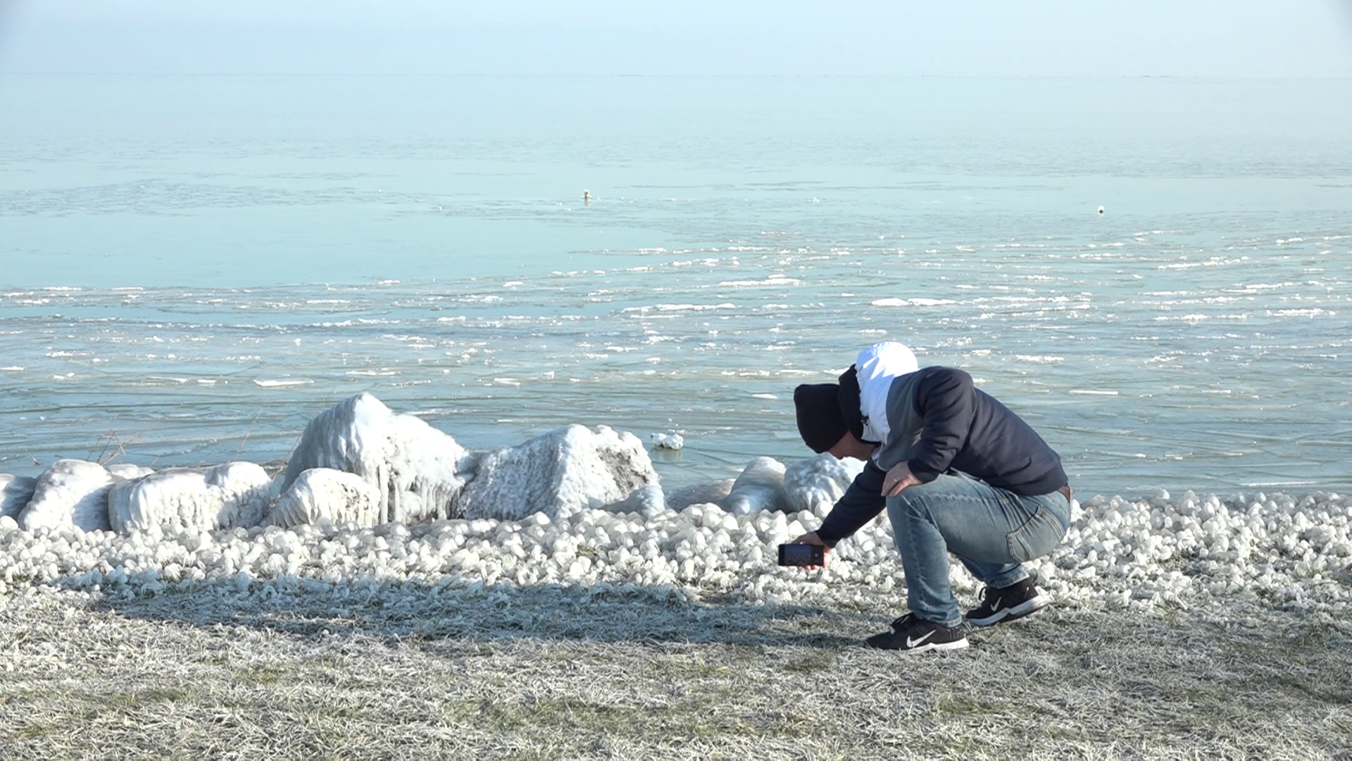 A szakemberek szerint egyhamar nem lesz korcsolyázható jég a Balatonon + videó