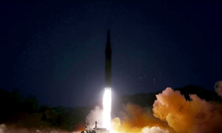 Észak-Korea hiperszonikus fegyverrel felszerelt szilárd hajtóanyagú rakétát tesztelt