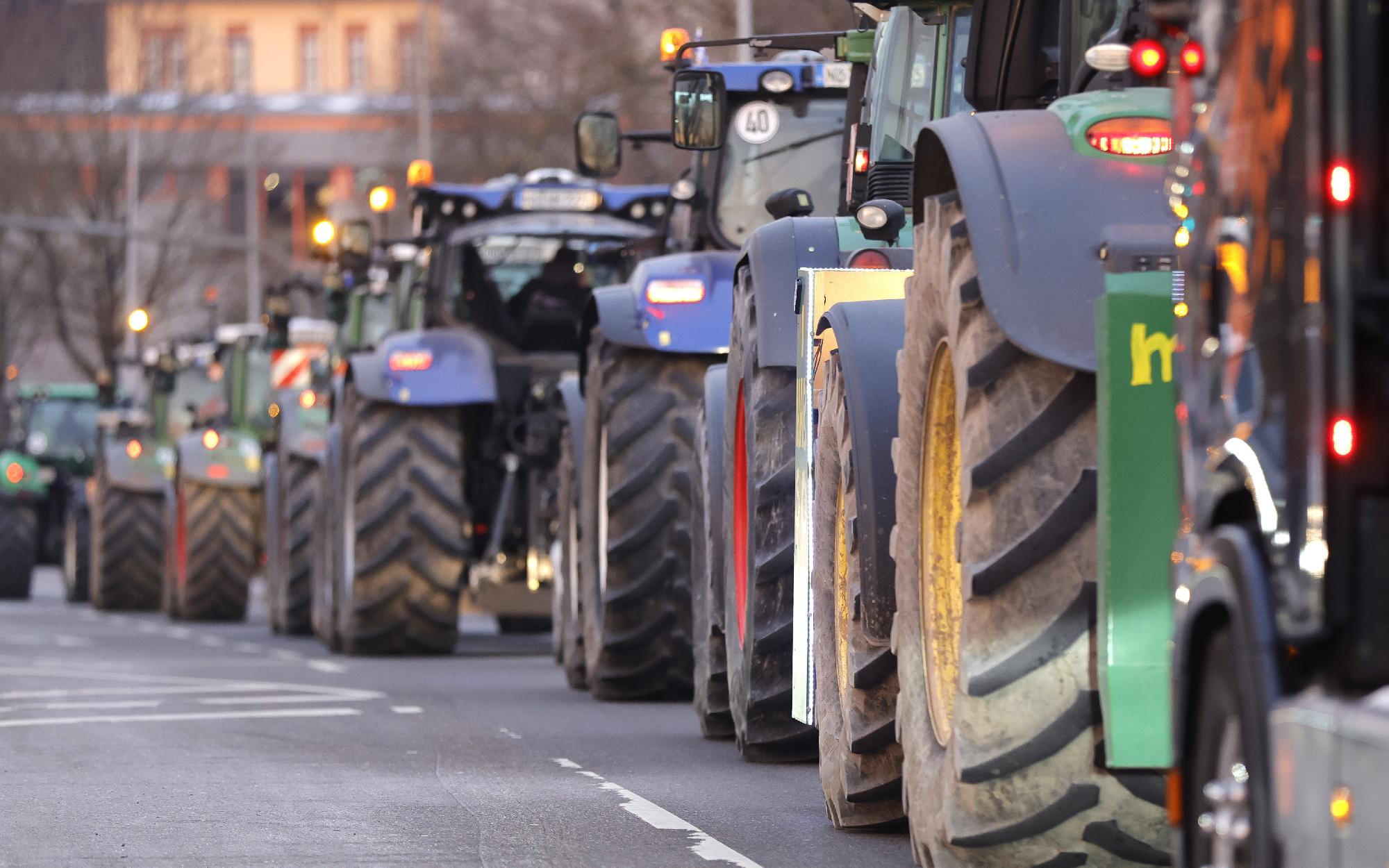 Ezrével érkeznek a dühös gazdák a berlini gigatüntetésre + videók