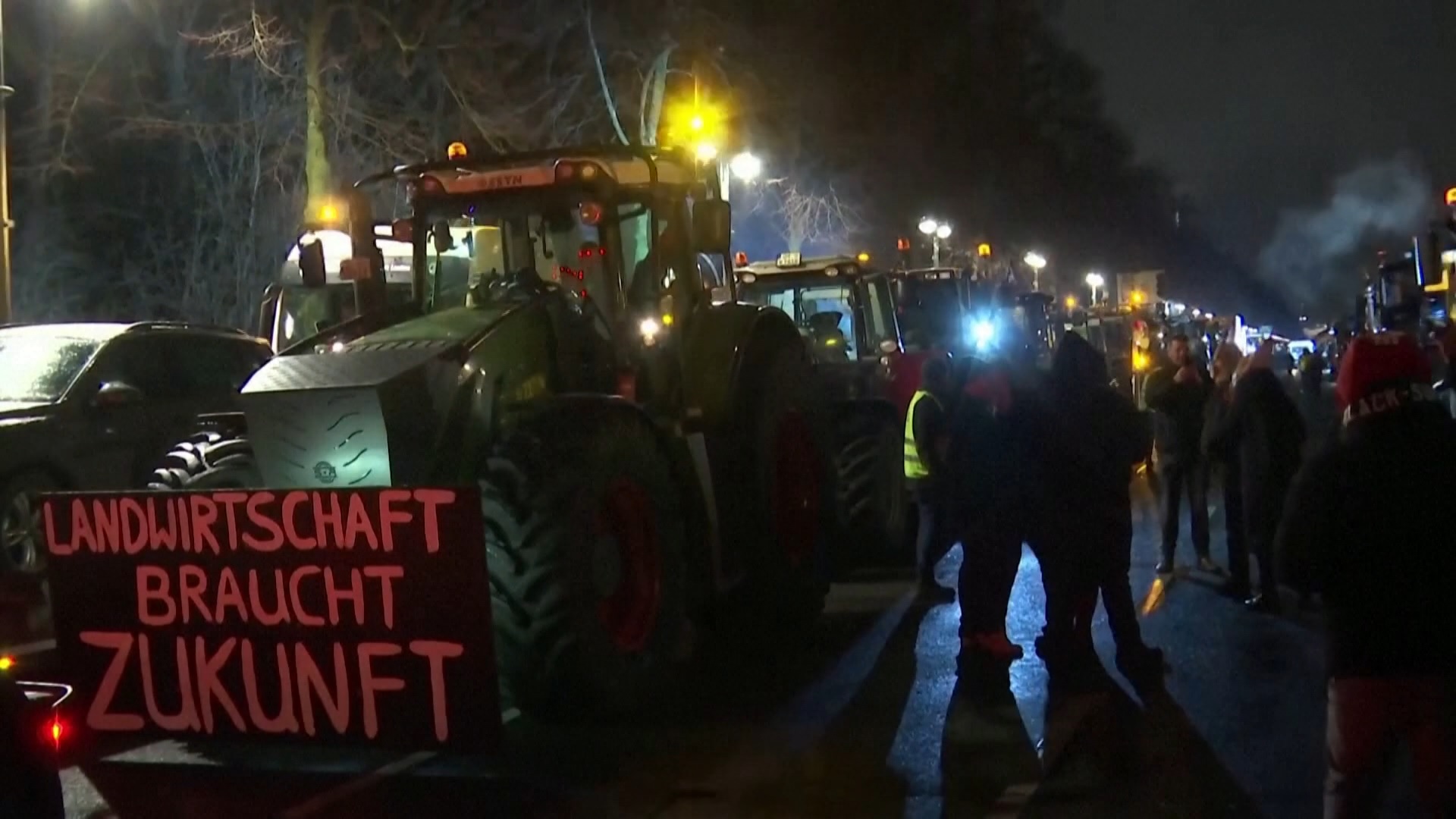 A baloldali német kormány nem tesz le a gazdákat érintő megszorításokról, a tüntetők kitartanak + videó