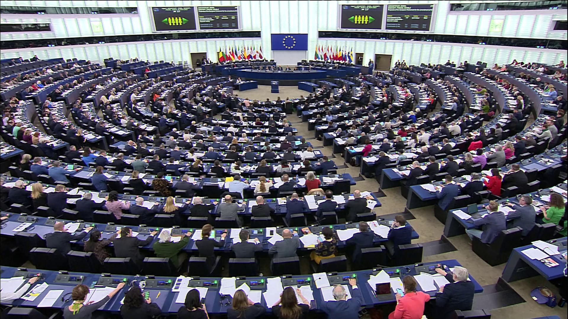 Az EP pert indít, amiért a bizottság felszabadította a Magyarországnak járó forrásokat + videó