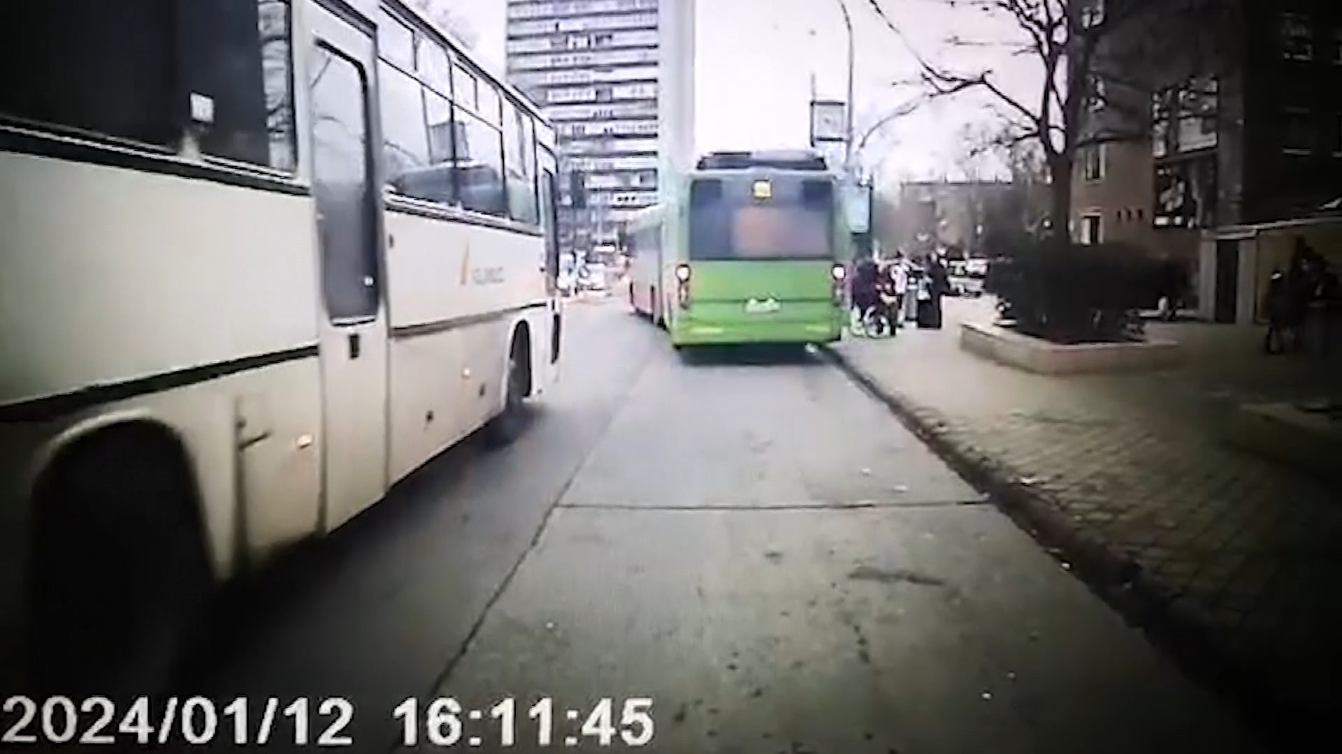 A megállóban hagyta a buszsofőr a mozgáskorlátozott nyugdíjast + videó