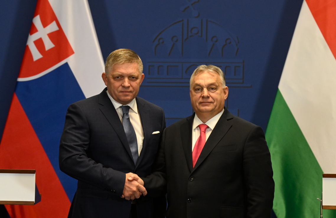 Robert Fico Orbán Viktornak: Szlovákiában a normális emberek körében nagyon népszerű vagy, mert az országod érdekeiért harcolsz + videó