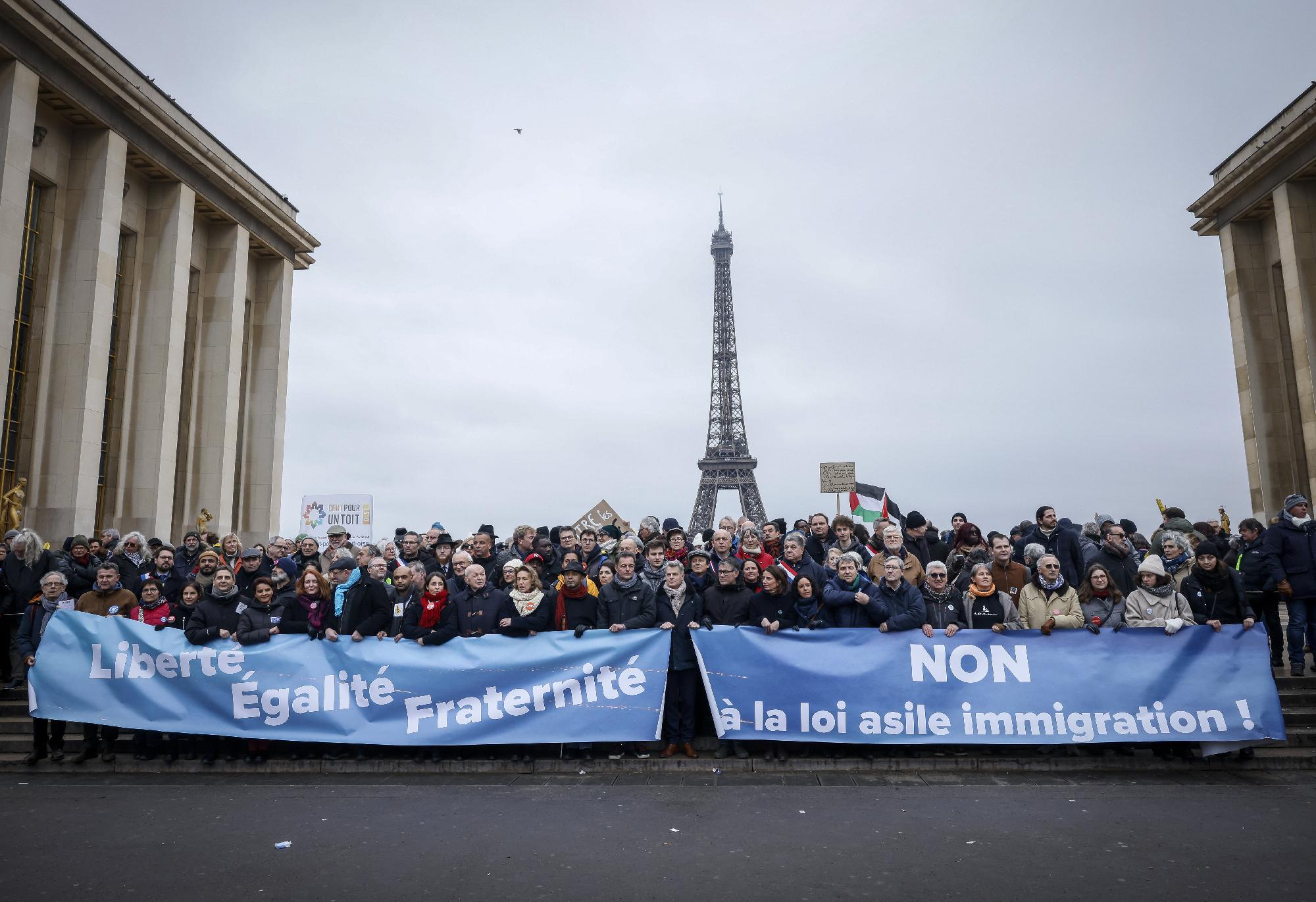 Franciaországban tízezrek tüntettek az új bevándorlási törvény ellen