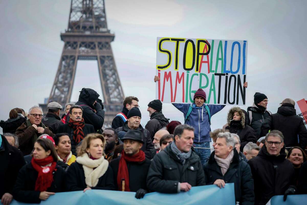 A francia alkotmánybíróság alkotmányellenesnek minősítette az új bevándorlási törvény egy részét + videó