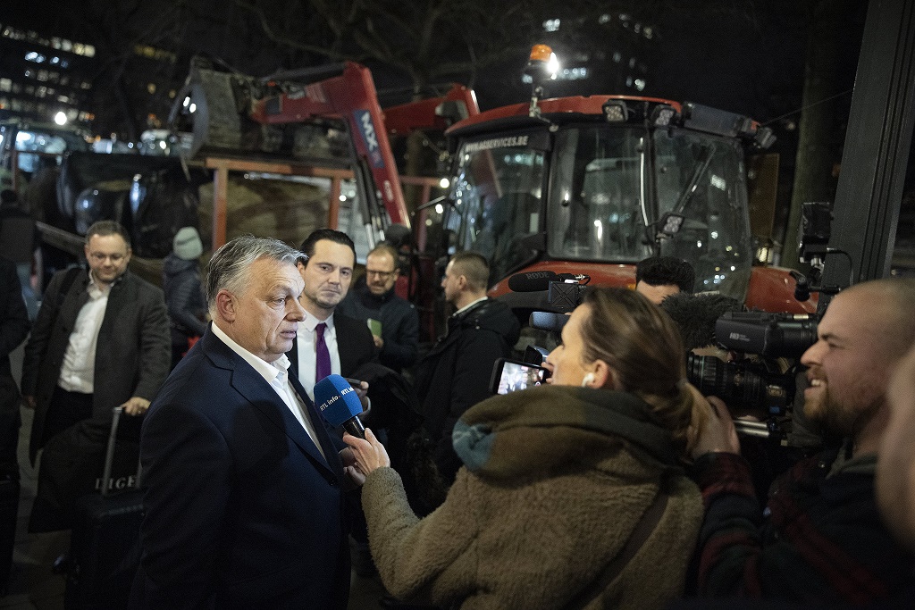 Tüntető gazdákkal találkozott Orbán Viktor Brüsszelben + videó