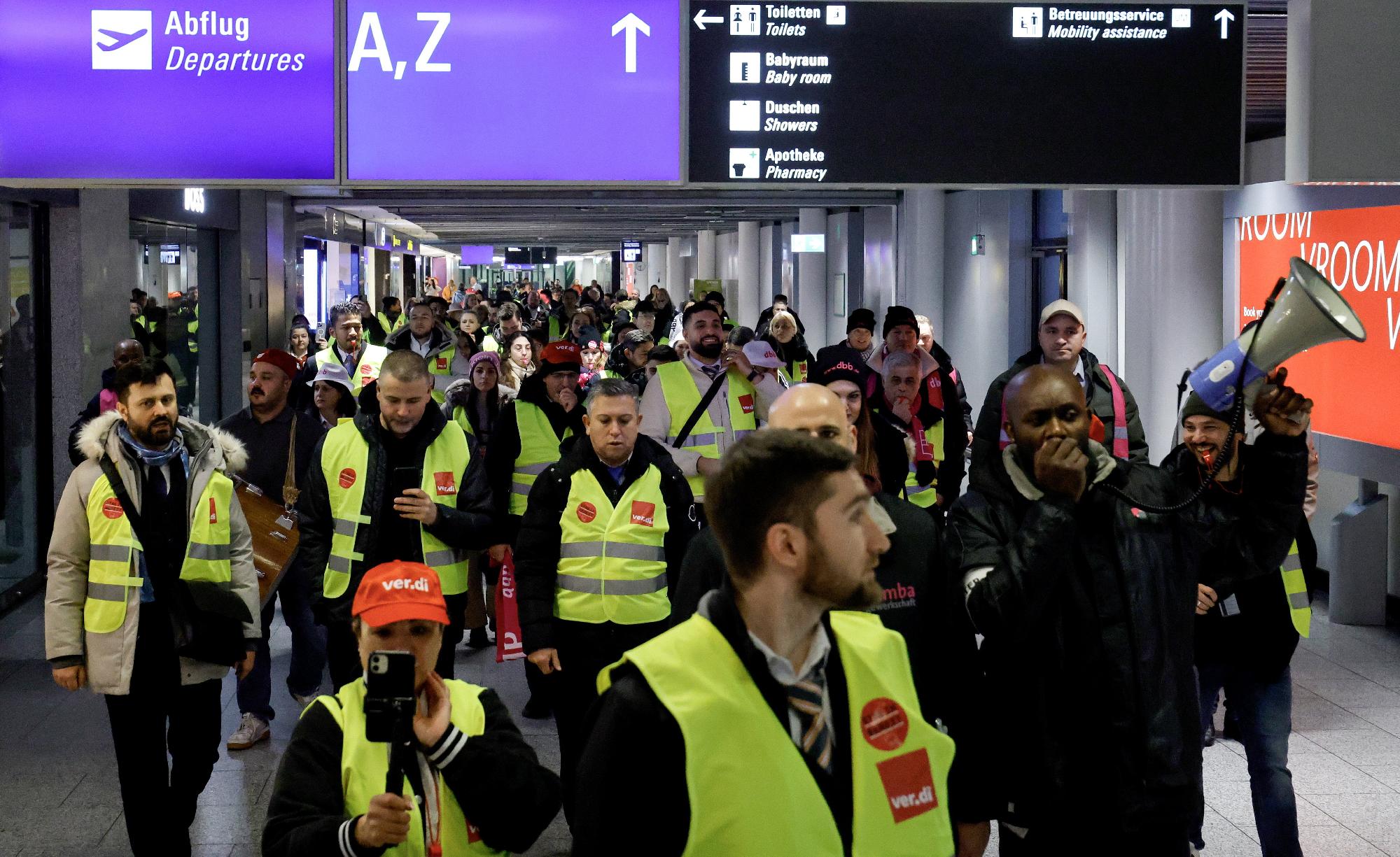 Teljesen megbénult a légi közlekedés a német repülőtereken zajló sztrájkok miatt