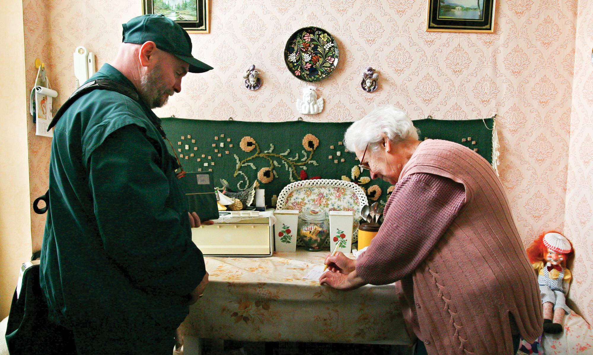 Korábban kezdi kézbesíteni a Magyar Posta a februári dupla nyugdíjellátást