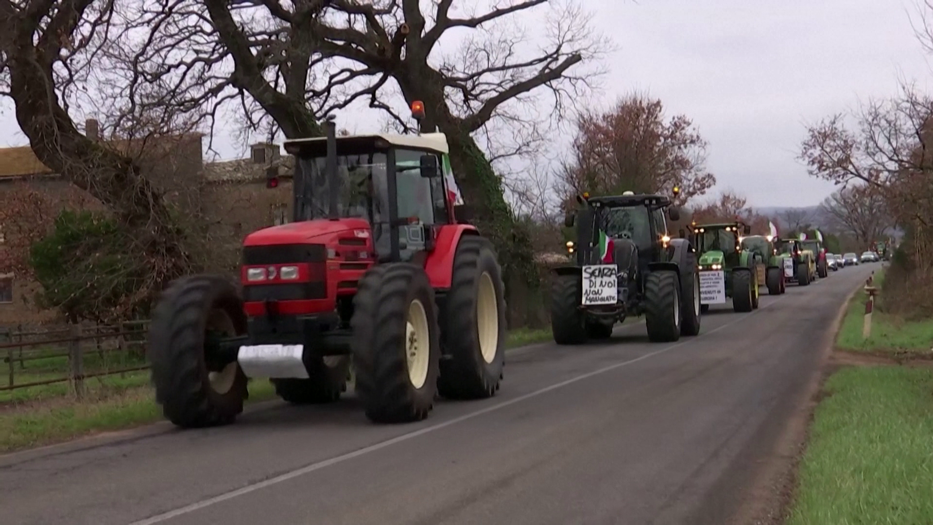 Körbevették Rómát a tüntető gazdák traktorai + videó