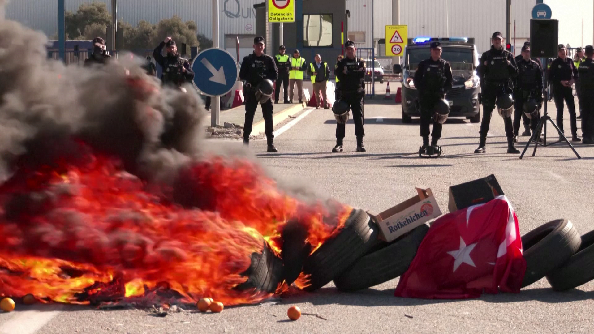 Spanyolországban több tiltakozót is őrizetbe vettek + videó