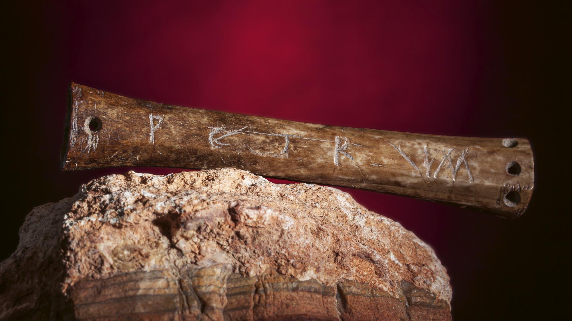 Egy latin feliratos szenteltvíz-hintő a Hónap kincse a Nemzeti Múzeumban