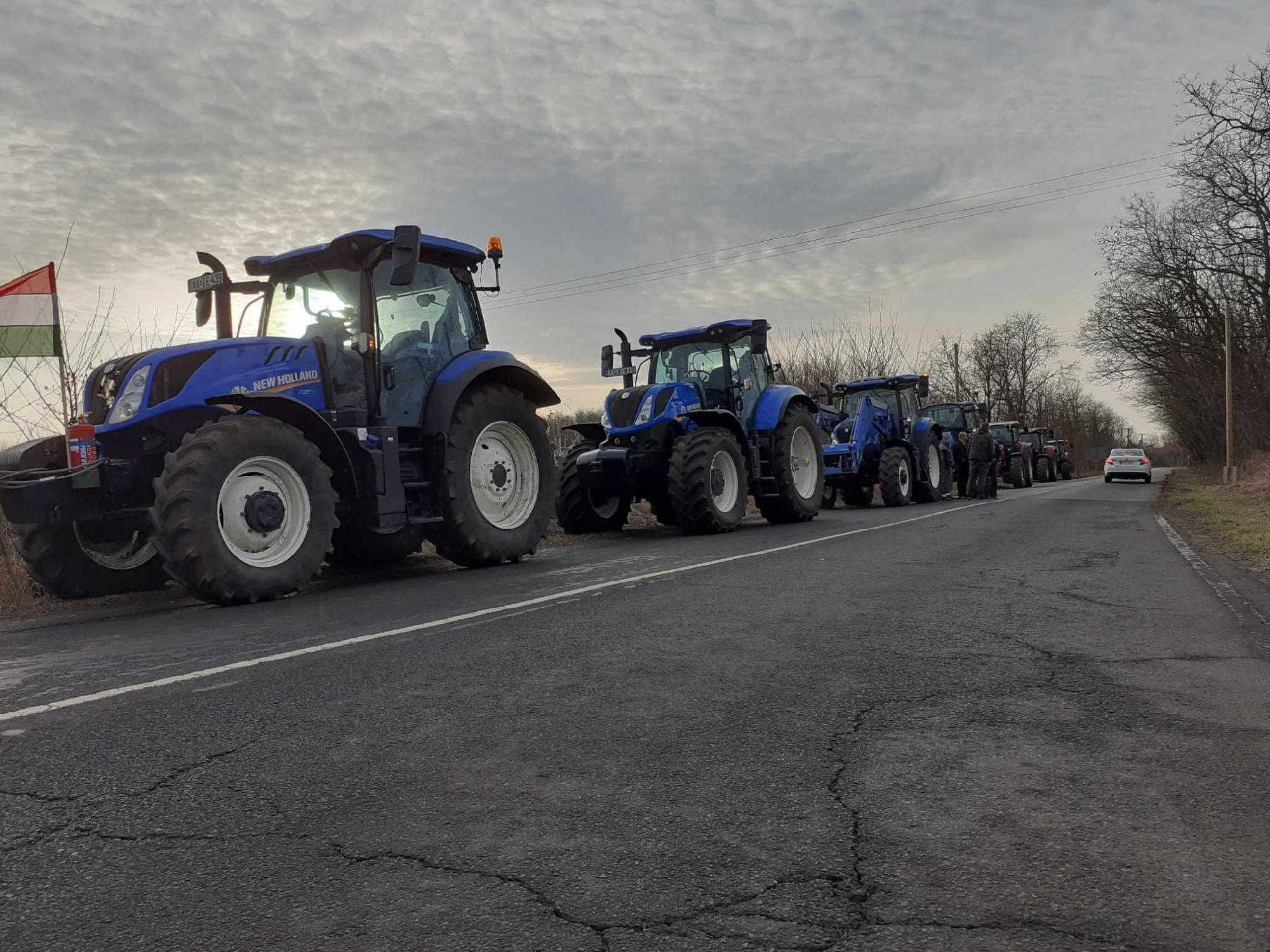 Robognak a traktorok Záhony irányába, kezdődik a gazdatüntetés + videó