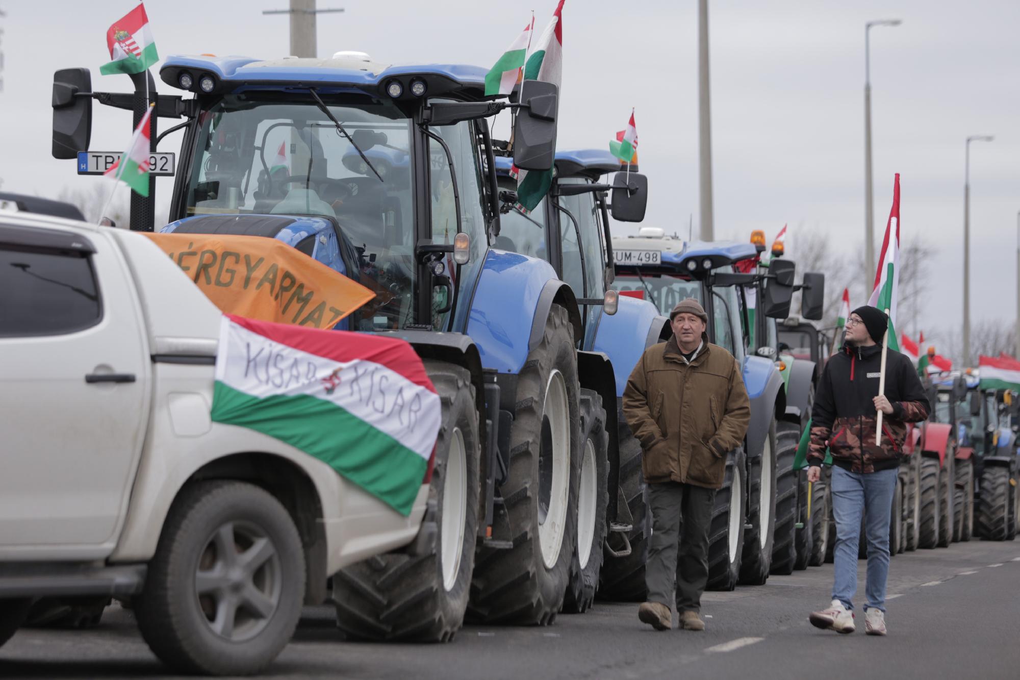 Ellepték a Záhony felé vezető utakat a traktorok + videó