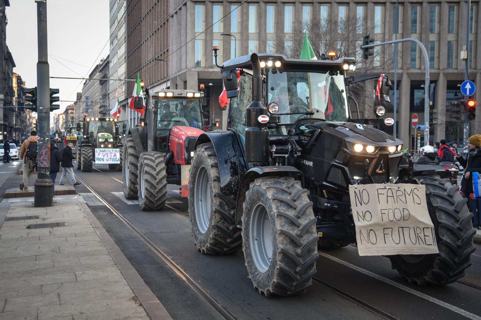 A dühös gazdák az uniós agrárbiztos fejét követelik + videó