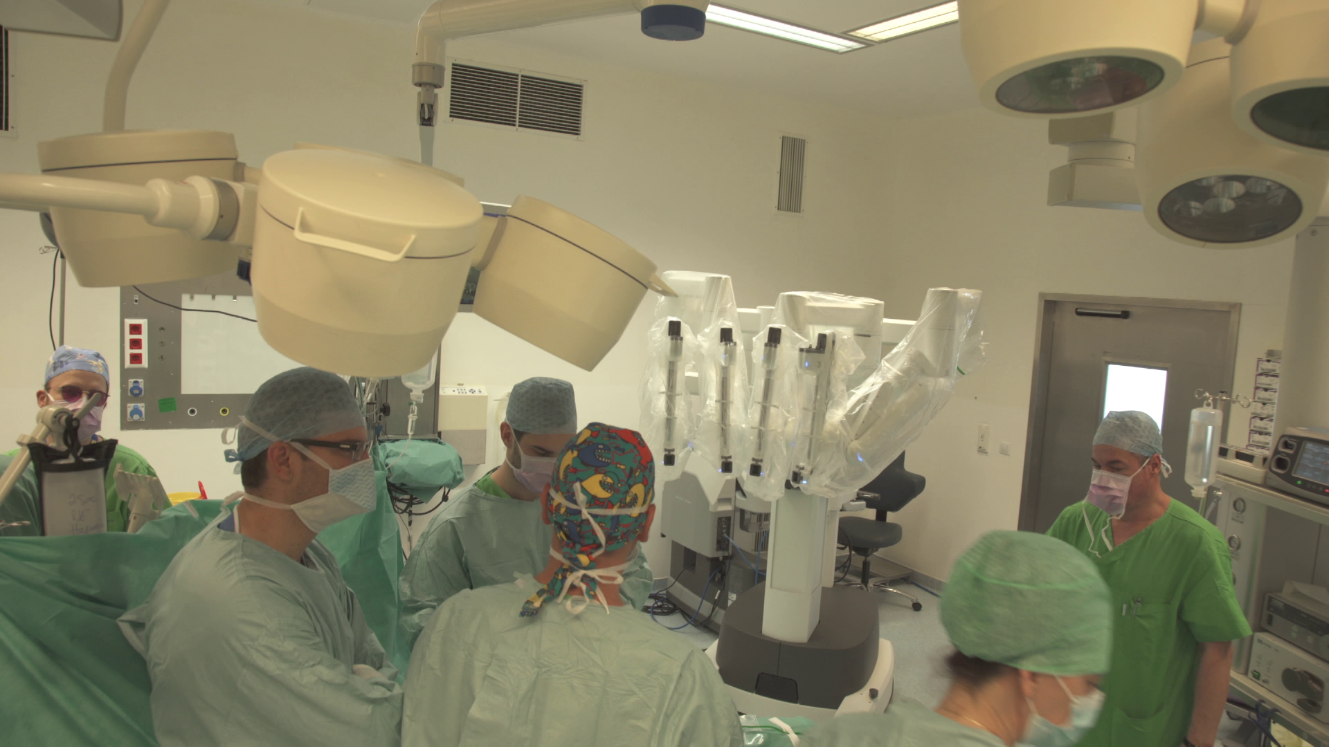 A robotsebészet magyarországi sikertörténete: túl az 1000-ik műtéten az Országos Onkológiai Intézetben