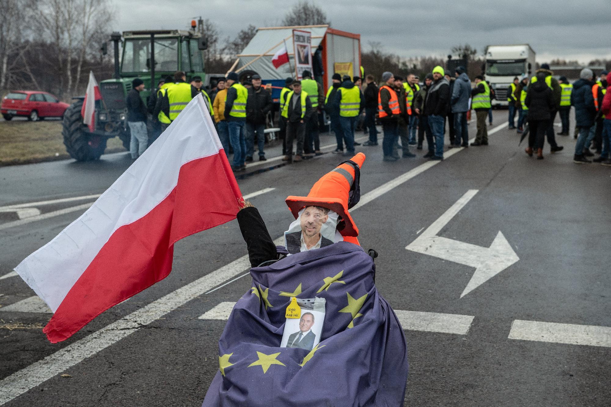 Gabonát öntöttek az ukrán határnál az útra lengyel gazdák 