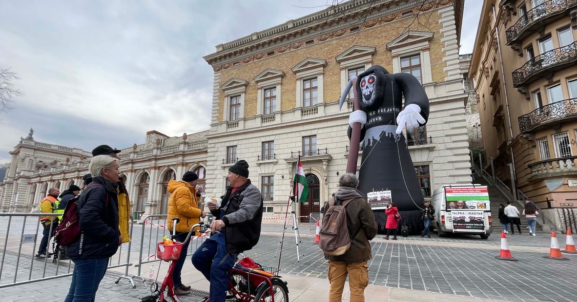 Totális érdektelenségbe fulladt a Várkert Bazárnál tartott demonstráció