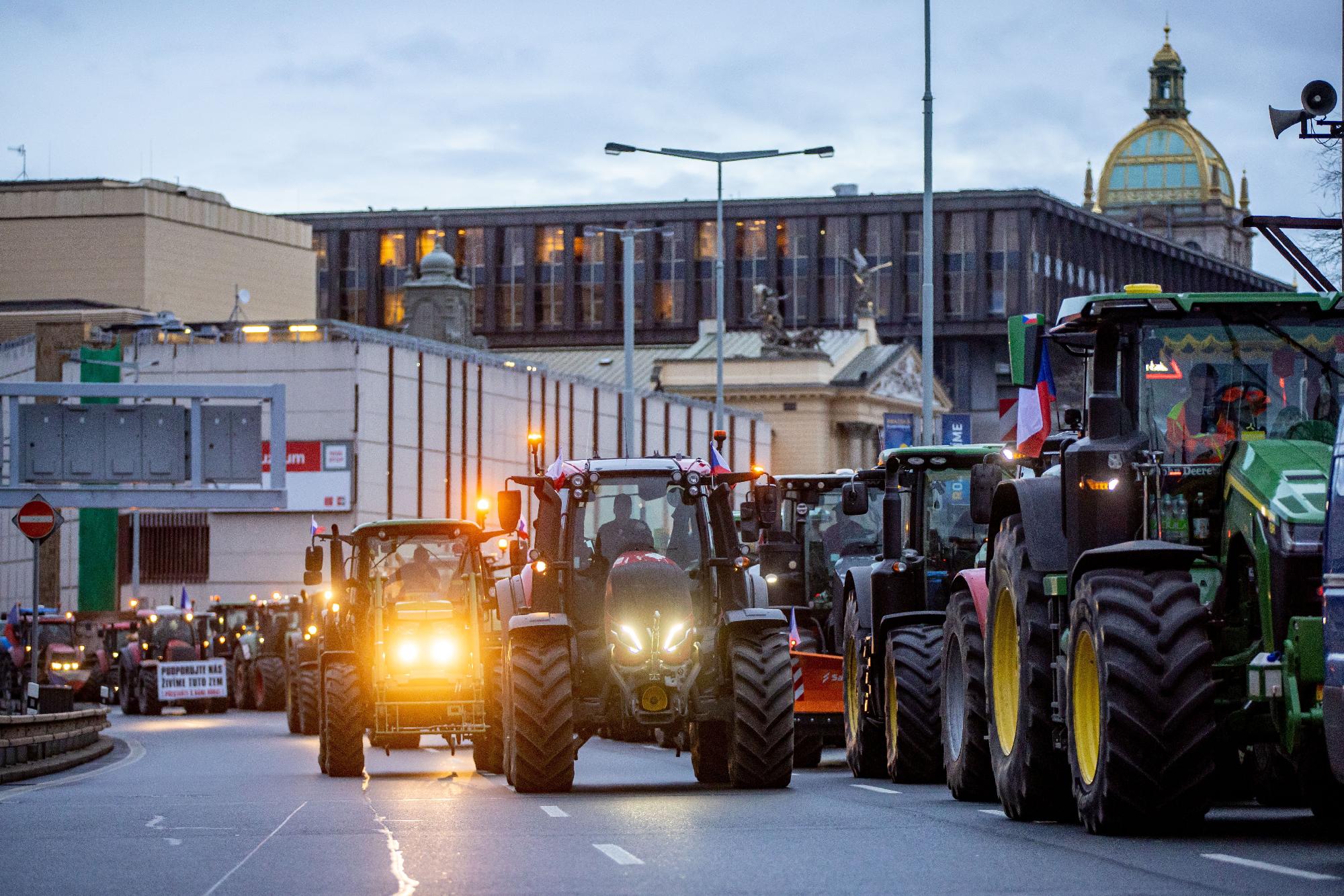 Elözönlötték a traktorosok Prága belvárosát