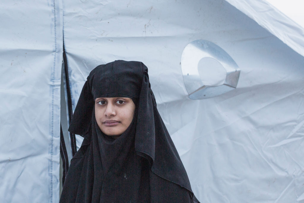 Nem térhet haza az Iszlám Állam-tagsága miatt brit állampolgárságától megfosztott fiatal nő