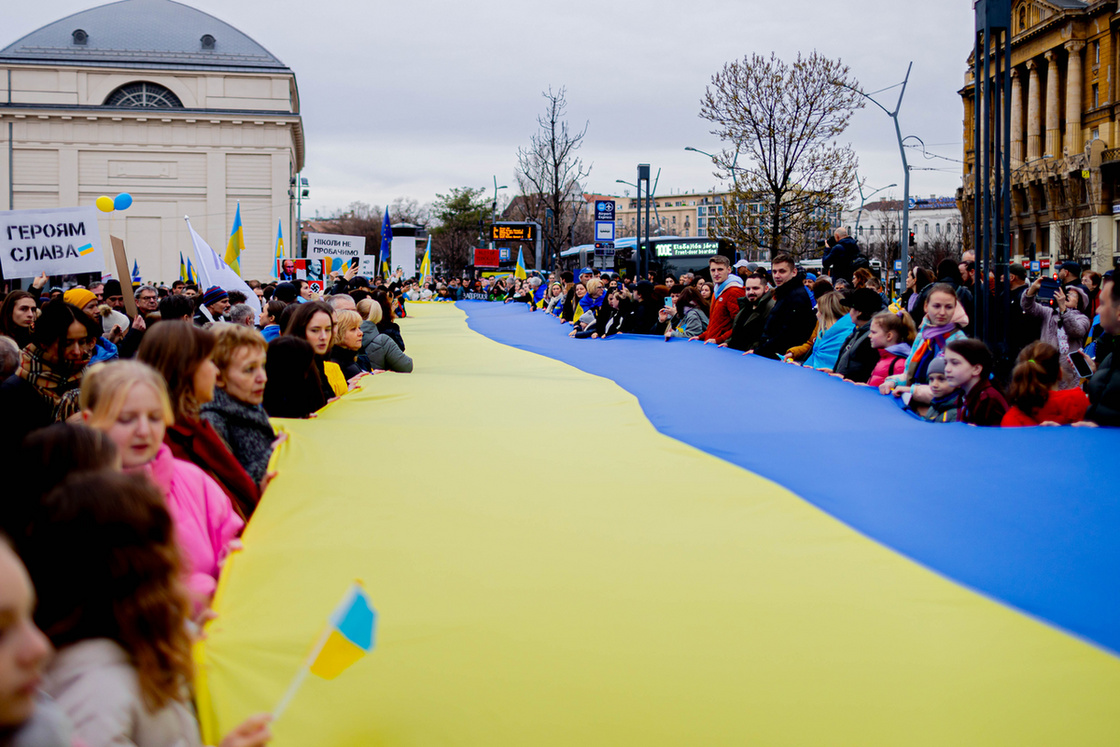 Ukrán színekben vonultak, tüntettek Budapesten 
