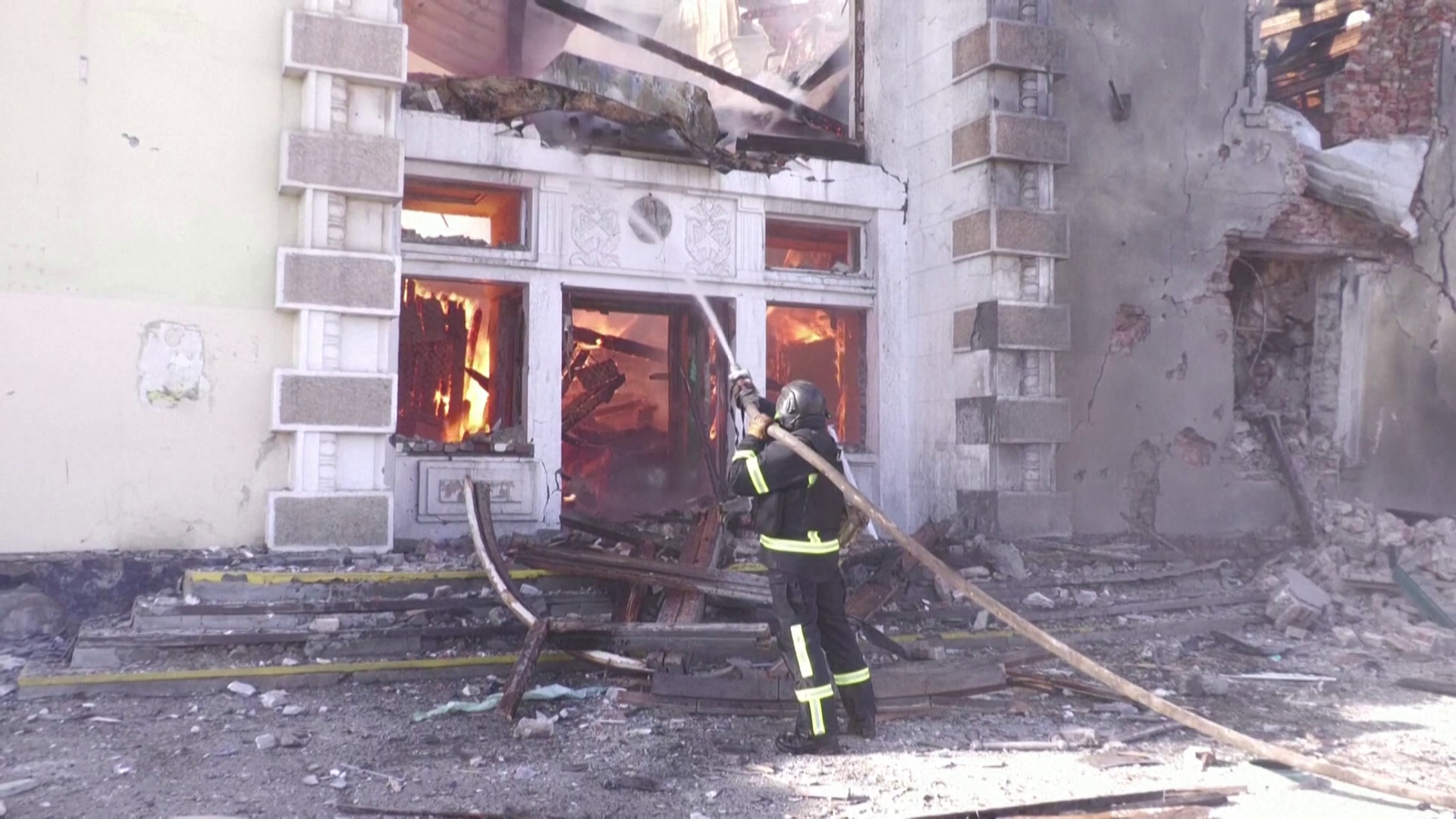Orosz bombatámadás érte Ukrajna keleti részét + videó 