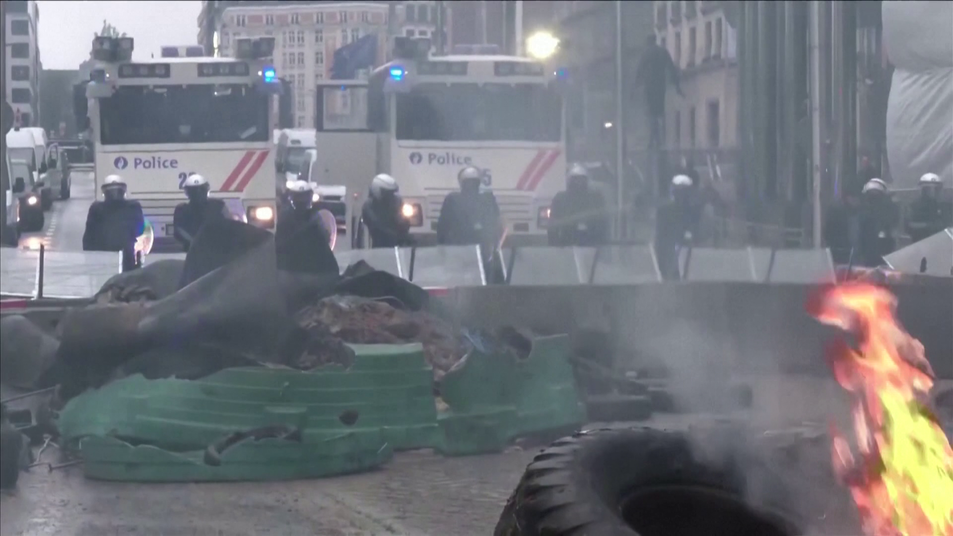 Füstbombák és tojászápor - így tüntettek a gazdák Brüsszelben + videó