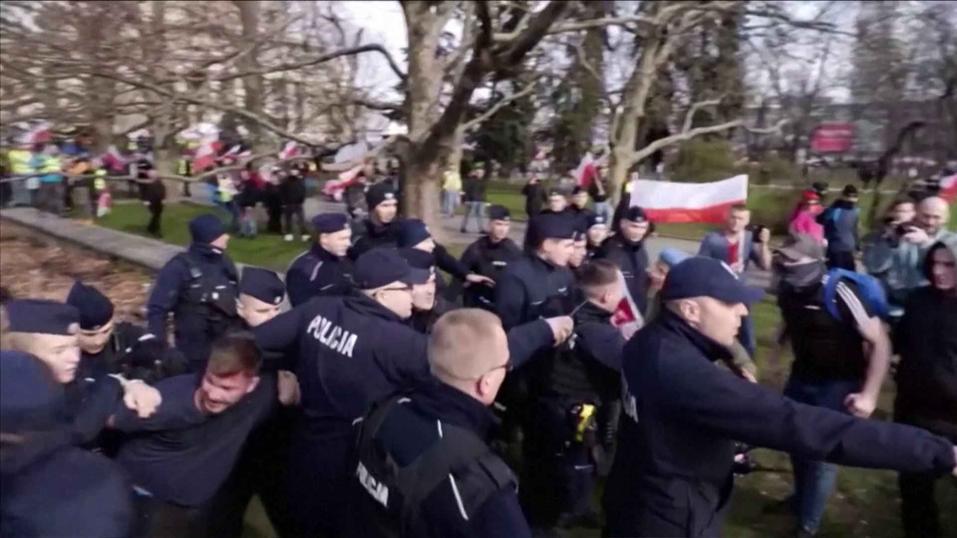 Erőszakba torkollt a lengyel gazdatüntetés Varsóban