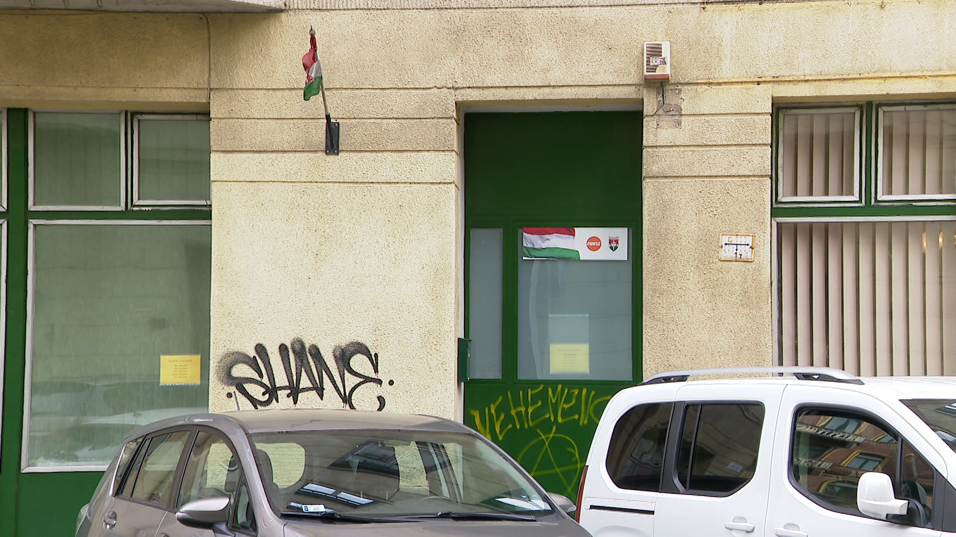 Megrongálták a 9. kerületi Fidesz iroda bejáratát + videó